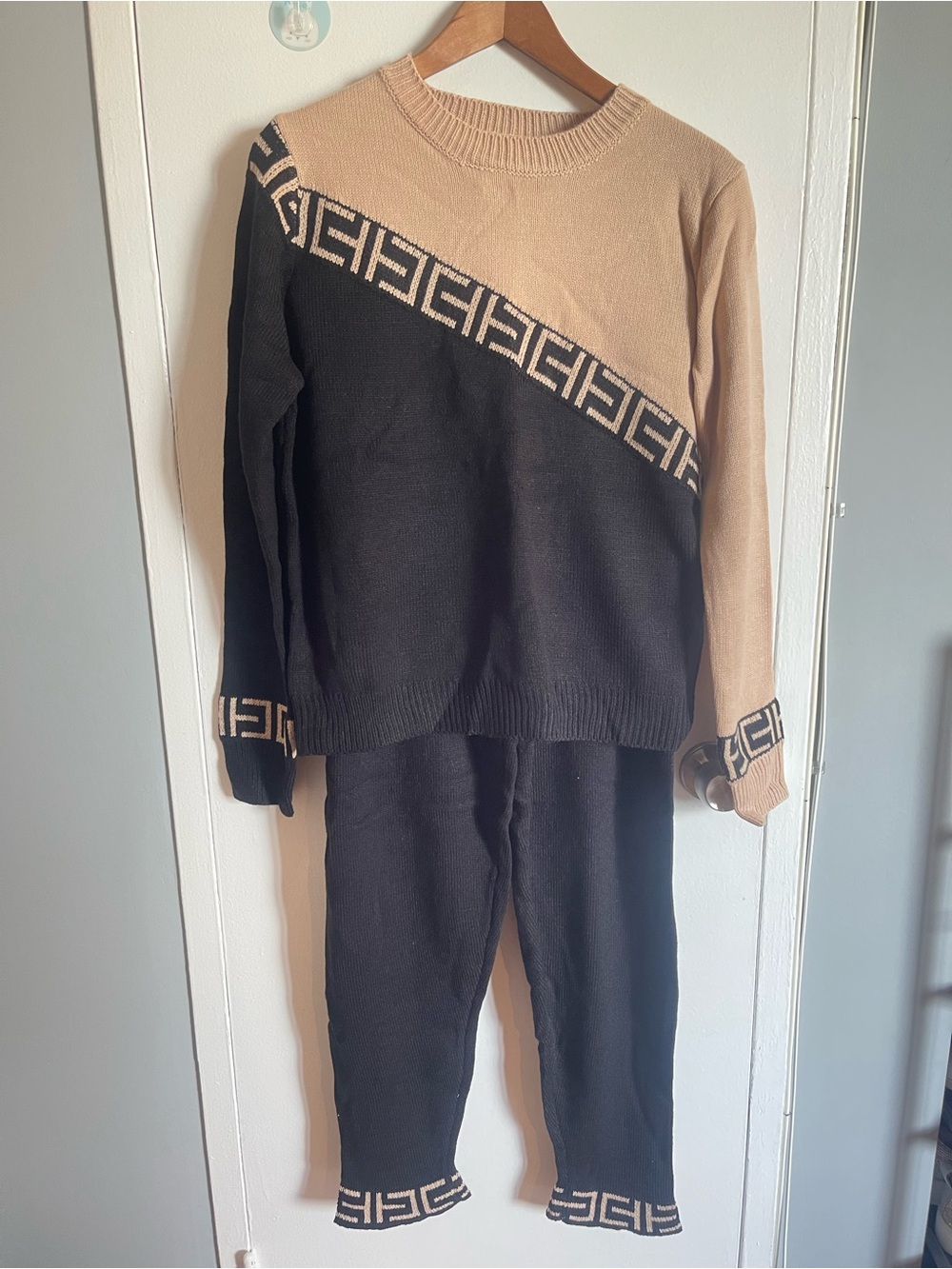 New Black and Tan Women’s Knit 2 Piece Sweater & Pants Set. Size L Stretchy